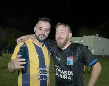 Con la camiseta de Lomas, Otermín participó de un partido de fútbol en La Plata