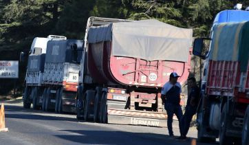 Otra pálida para el campo: en la Provincia ya se siente el paro de transportistas de granos