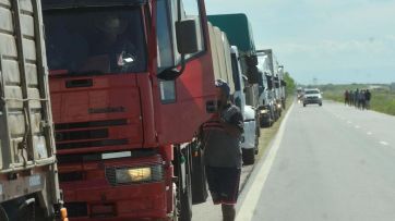 Por el faltante de gasoil, continúa el paro de transportistas de granos y ya hay preocupación en el agro