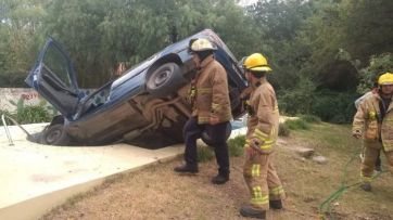 San Luis: olvidó poner el freno de mano, su auto la atropelló y terminó en la pileta