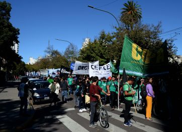 Día de reclamos frente a la Gobernación bonaerense