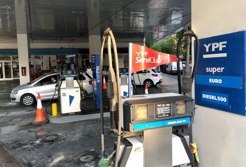 Más aumentos meten presión a la inflación: ahora es el turno de los combustibles