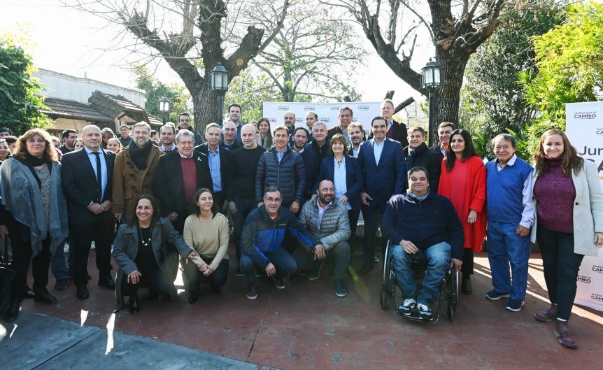 Sin Macri y en medio del internismo, los popes de JxC posaron para la foto en bastión peronista