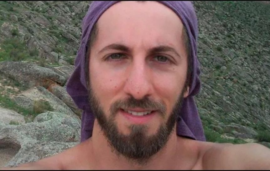 Mató a dos jóvenes en una plaza, tenía perpetua y le anularon la condena