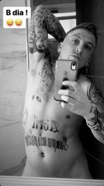 El Polaco saludó a sus seguidores con una foto al borde de la censura