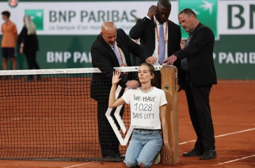 Una activista entró a la cancha en la semifinal del Roland Garros y se ató a la red