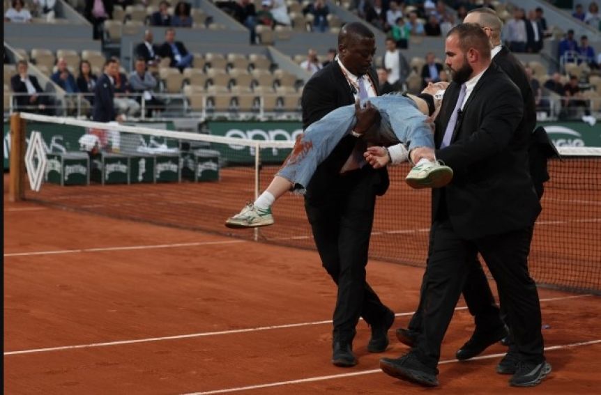 Una activista entró a la cancha en la semifinal del Roland Garros y se ató a la red