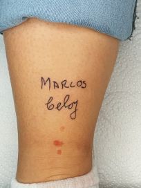 La emotiva reacción de unos abuelos cuando su nieta se tatuó sus nombres