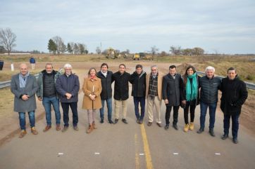 Axel Kicillof recorrió el interior y puso en marcha la pavimentación de la Ruta del Cereal