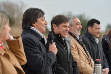 Axel Kicillof recorrió el interior y puso en marcha la pavimentación de la Ruta del Cereal