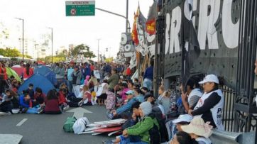 El Gobierno sigue sin poder controlar los piquetes y se vive otra jornada de caos en la 9 de Julio