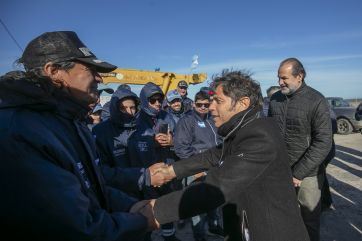 Axel Kicillof visitó distritos PRO y marcó la cancha: entregó escrituras y anunció obras