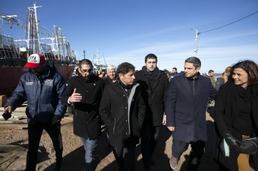 Axel Kicillof visitó distritos PRO y marcó la cancha: entregó escrituras y anunció obras