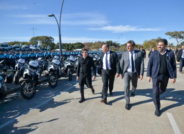 Axel Kicillof tomó juramento de fidelidad a la Bandera a cadetes de la Policía de la Provincia