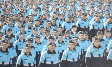 Axel Kicillof tomó juramento de fidelidad a la Bandera a cadetes de la Policía de la Provincia