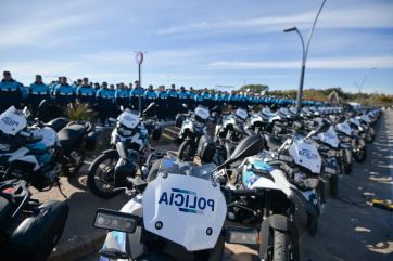 Axel Kicillof tomó juramento de fidelidad a la Bandera a cadetes de la Policía de la Provincia