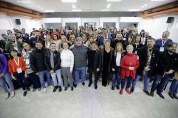 Acompañado de los gremios, Kicillof repartió dardos para todos