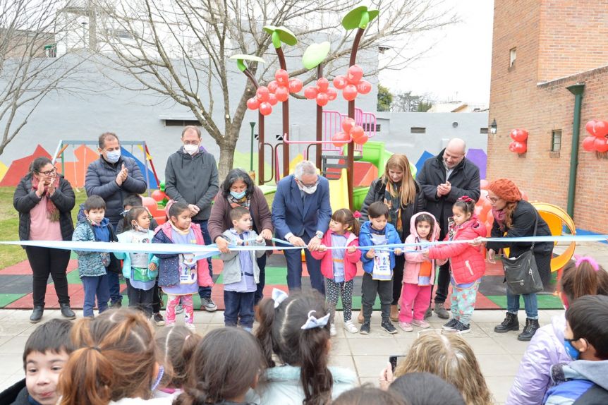 Zamora inauguró los nuevos juegos del Jardín N°929