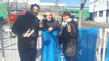 Banderas, pancartas y choris en la espera del discurso de Cristina