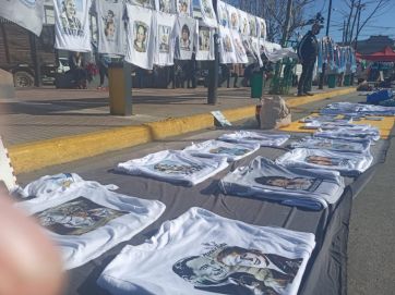 Banderas, pancartas y choris en la espera del discurso de Cristina