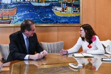 Antes de asumir, Batakis se reunió con su antecesor y con Pesce