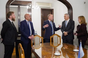 El embajador estadounidense se reunió con el Jefe de Gabinete provincial y legisladores