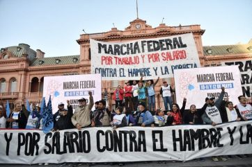 La pelea por los planes se dirime en el terreno político y enciende la mecha en las calles