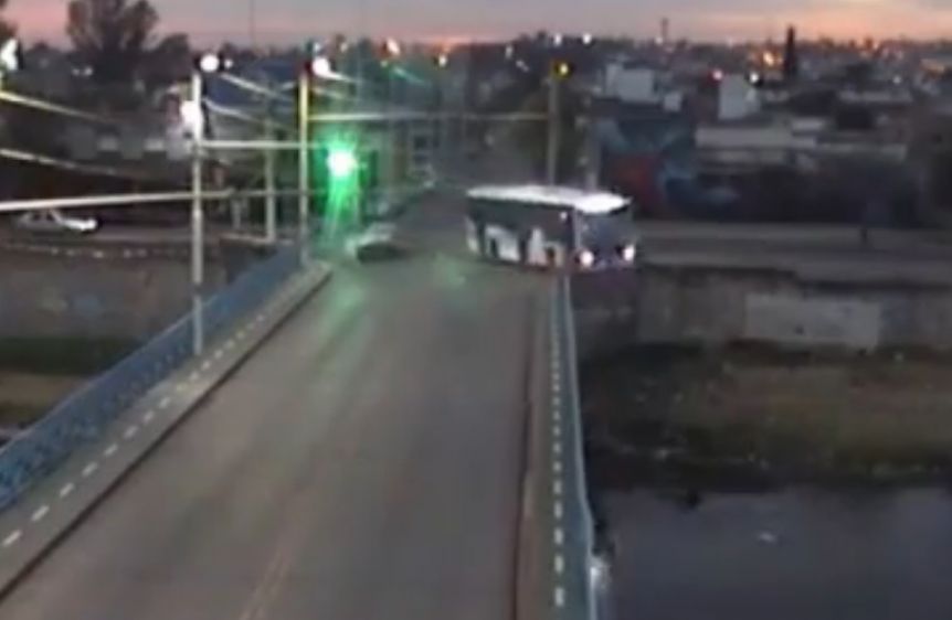 Impactante: un colectivo cayó a un río en Córdoba después de chocar con un auto