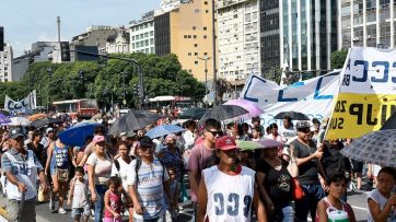 Jornada marcada por fuertes reclamos: paro nacional docente y acampe piquetero en plaza de mayo