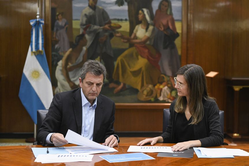 El Gobierno anunció aumento por movilidad y bono para jubilados