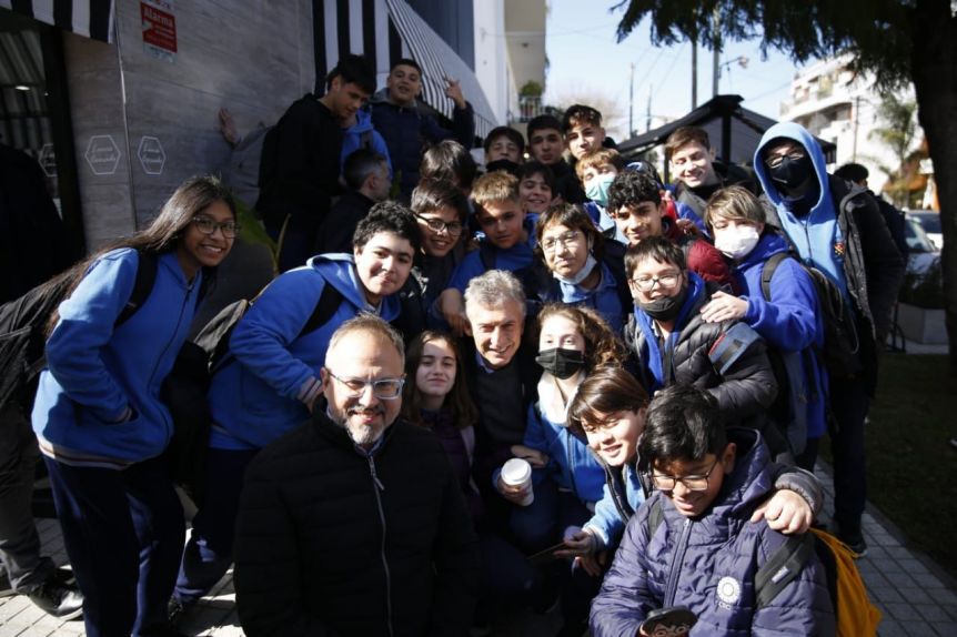 Mauricio Macri visitó un distrito del Conurbano y caminó junto al intendente