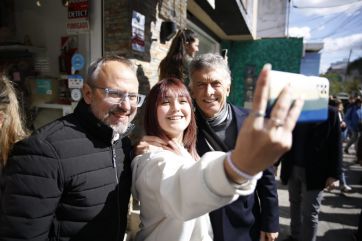 Mauricio Macri visitó un distrito del Conurbano y caminó junto al intendente