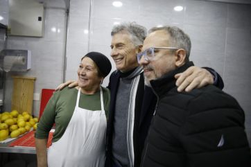 Mauricio Macri visitó un distrito del Conurbano y caminó junto al intendente