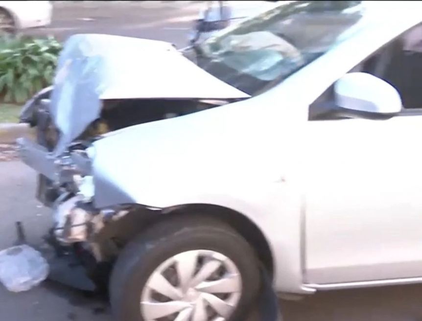 Un conductor chocó a dos autos en estado de ebriedad y cuando lo detuvieron no pudo hacer el test de alcoholemia
