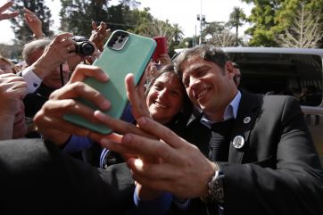 Con “palitos” para la oposición, Axel Kicillof entregó escrituras en la Cuarta 