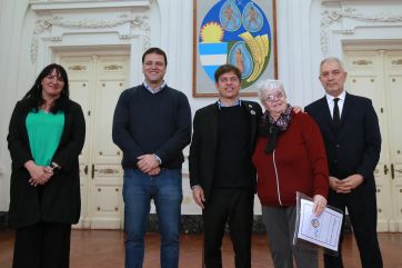 Con “palitos” para la oposición, Axel Kicillof entregó escrituras en la Cuarta 