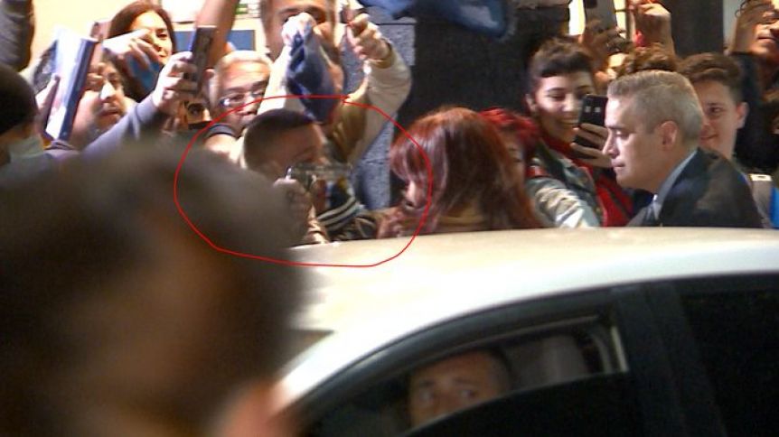 Conmoción: un hombre apuntó con un arma a CFK, gatilló y no salió el disparo