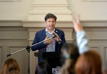 Un Kicillof “docente” reivindicó a los maestros en su día