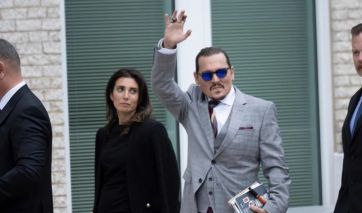 ¿Enamorado? Afirman que Johnny Depp está saliendo con una de sus abogadas