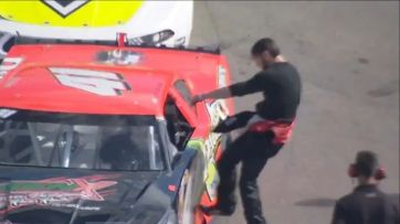 Escándalo en el Nascar: atacó a su rival a golpes sin dejarlo bajar del auto