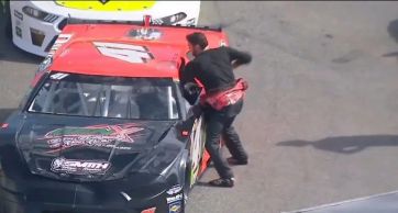 Escándalo en el Nascar: atacó a su rival a golpes sin dejarlo bajar del auto