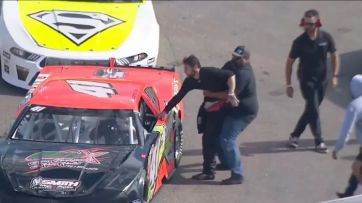 Escándalo en el Nascar: atacó a su rival a golpes sin dejarlo bajar del auto