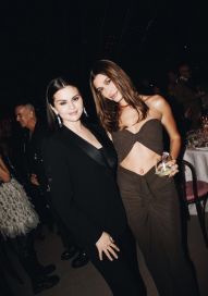 Selena Gómez puso fin a los rumores y posó junto a Hailey Bieber