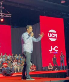 Acto de la UCR en Costa Salguero: gestos de unidad, faltazos y autocríticas