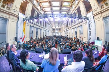 Magario premió a adolescentes en el Senado y destacó: 