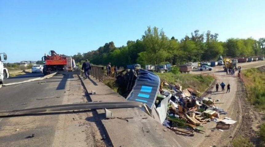 Un camión cayó desde un puente en Luján y falleció su chofer