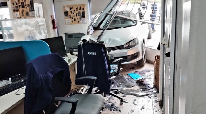 Tremendo: quiso esquivar un auto y terminó dentro de una oficina del Anses