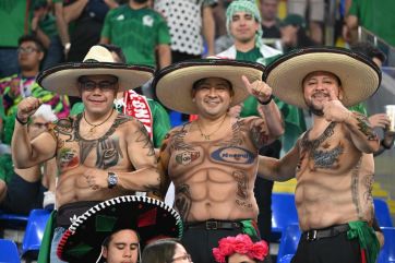 Los disfraces de los hinchas que fueron furor en el partido de México y Polonia