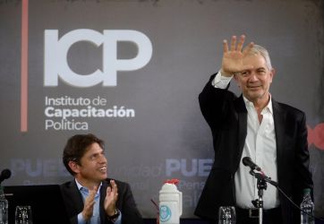 Con olor a campaña, Kicillof colmó una Facultad 