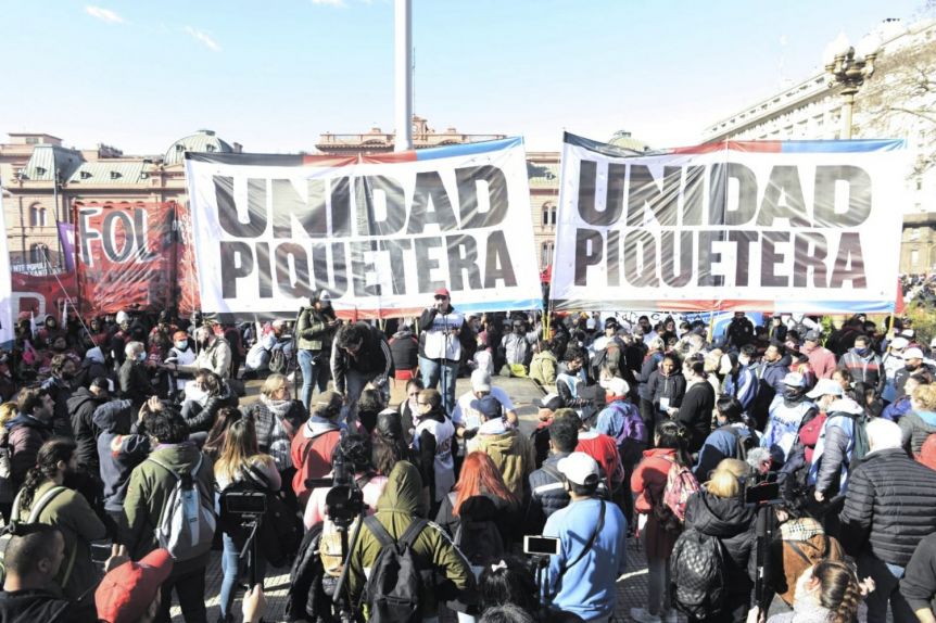Diciembre caliente: piqueteros oficialistas y opositores le marcan la cancha al Gobierno